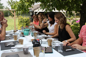 Deelnemers die een barista workshop volgen van Tante Sus.