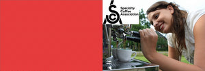 Barista achter espressomachine.