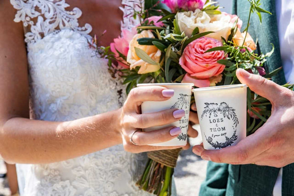 Voorbeeld van gepersonaliseerde koffiebekers. Maak een tof ontwerp en wij zorgen voor de rest. 