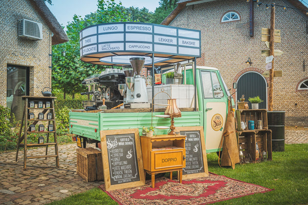 Sfeervolle mobiele koffiebar die u kunt huren. Wij kleden de koffiebar aan met leuke vintage accessoires, waardoor het een echte eyecather wordt op uw bruiloft, bedrijfsfeest, verjaardag of beursstand.
